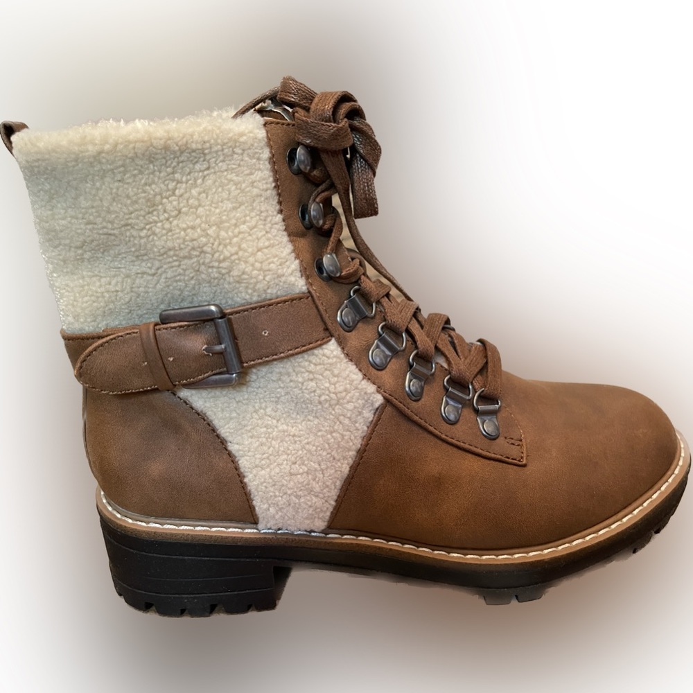 ‼️XX SOLD XX ‼️DOLCE VITA Amarie Hiking Boot in a size 8.5 NIB
